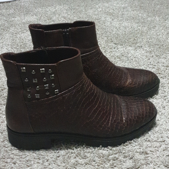 Boots - Picture 2 of 5